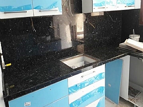 Dolap Arası Kaplamalı Siyah Granit Mutfak Tezgahı